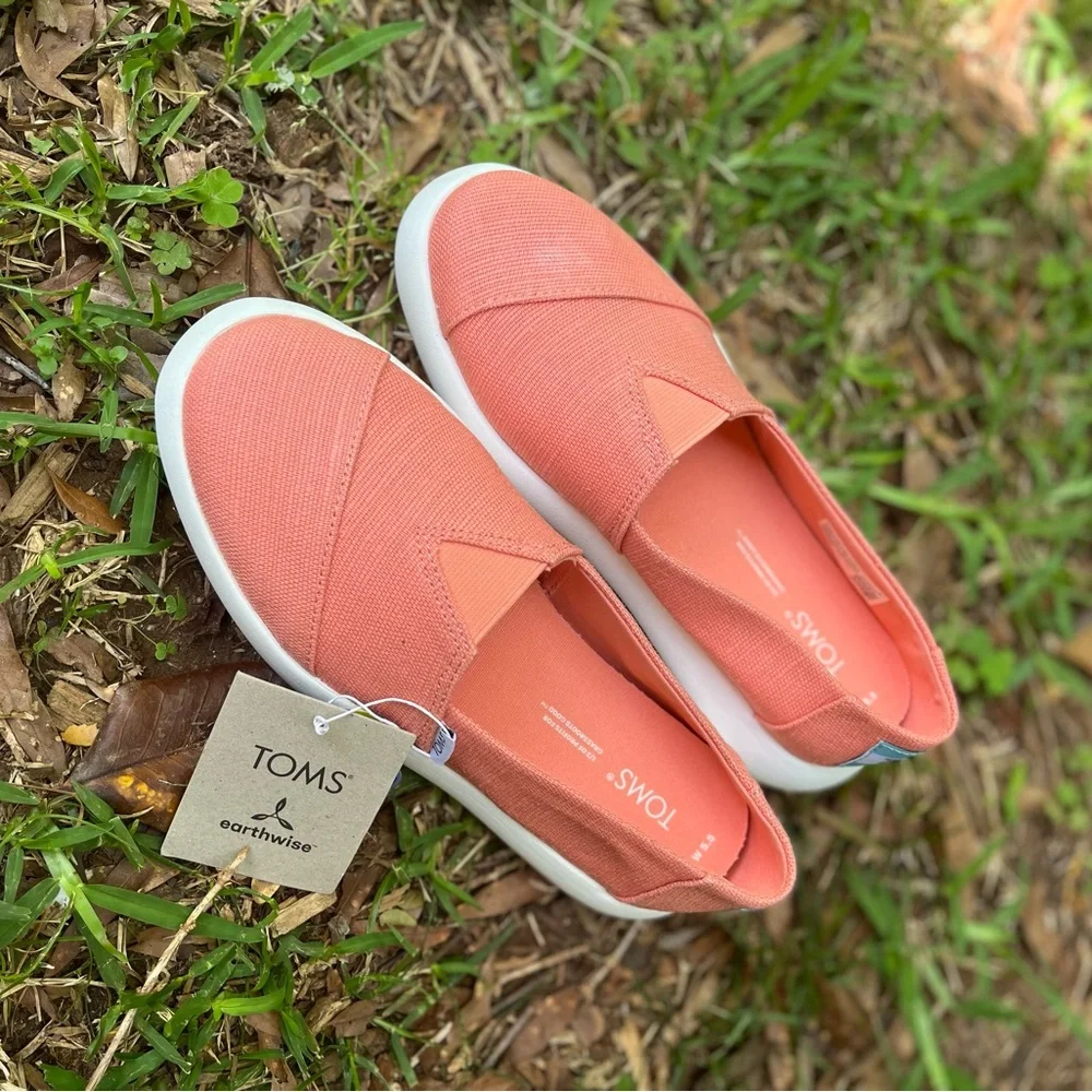 🆕TOMS Coral Slip-On Sneakers. 5.5